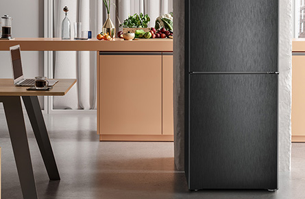 Freistehender Kühlschrank in moderner Küche