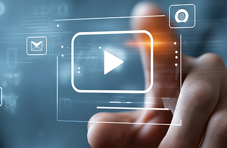 Finger drückt auf digitalen Abspielknopf