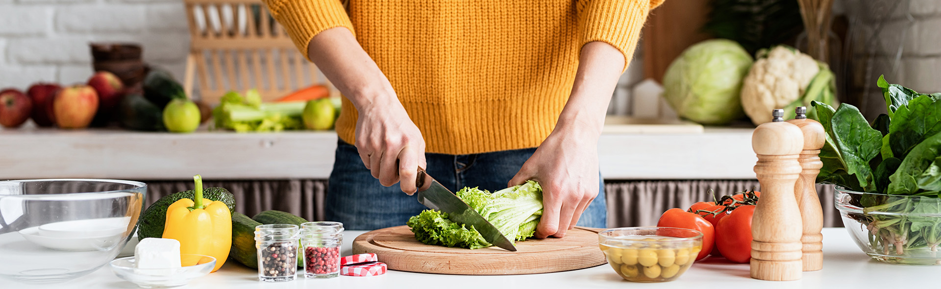Offener Kühlschrank in moderner Küche