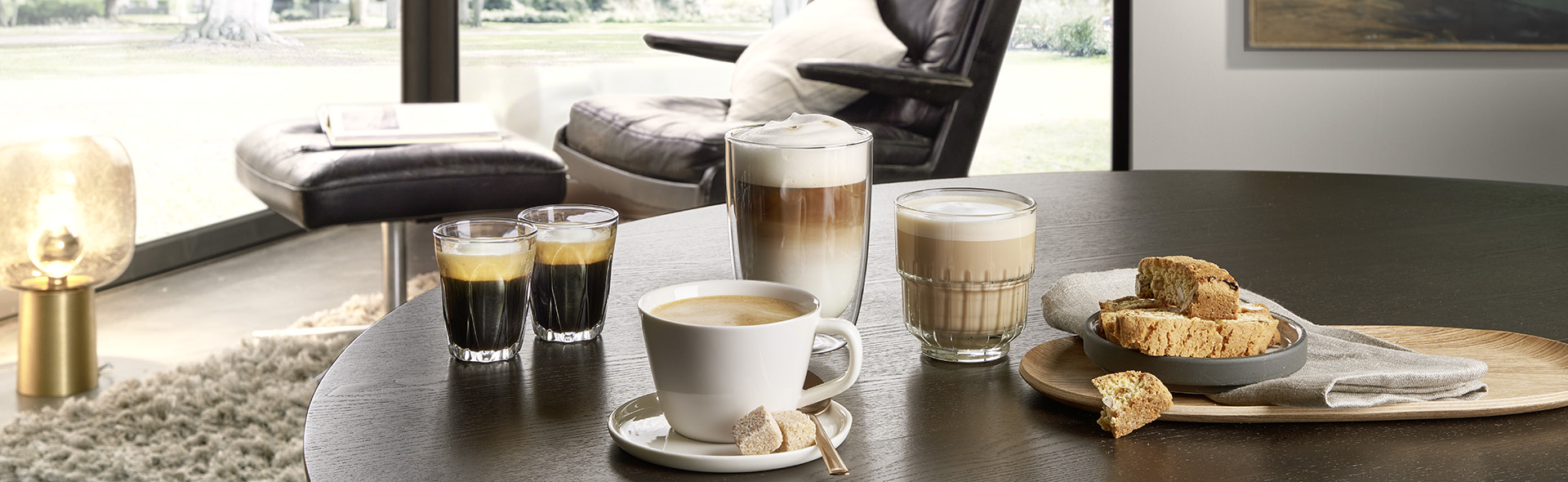 Verschiedene Kaffeespezialitäten und Gebäck auf einem Tisch