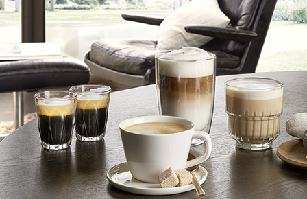 Verschiedene Kaffeespezialitäten und Gebäck auf einem Tisch