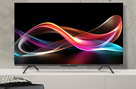 Fernseher auf Sideboard im Wohnzimmer