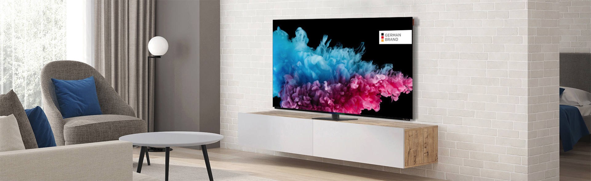 Fernseher auf Sideboard im Wohnzimmer