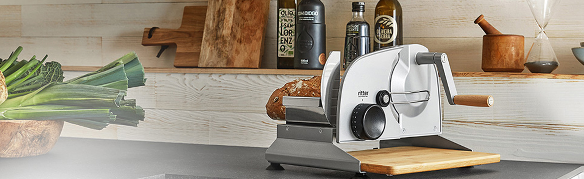 Schneidemaschine schneidet Brot in einer Küche