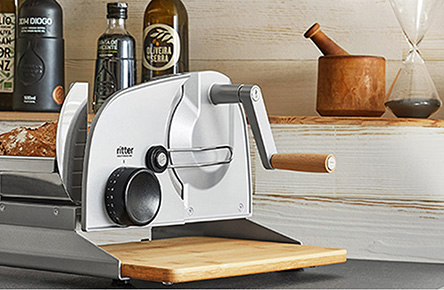 Schneidemaschine schneidet Brot in einer Küche