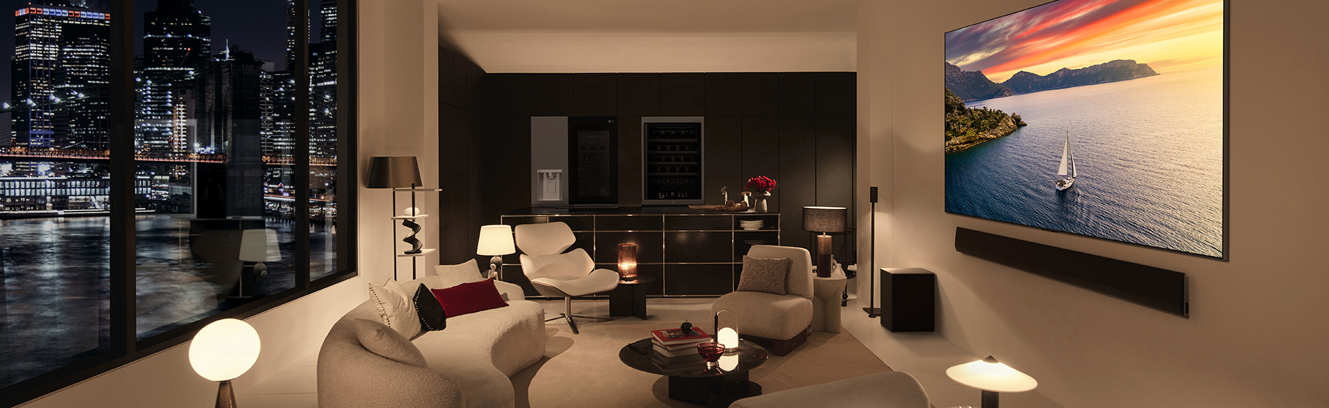 Modernes Wohnzimmer mit Fernseher auf rechter Wand