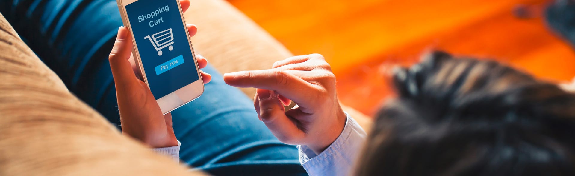 Mann benutzt sein Smartphone zum Onlineshoppen