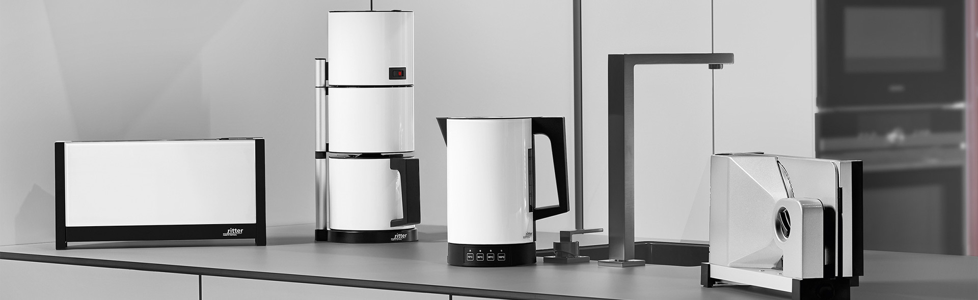 unterschiedliche Kaffeaccessoires in Küche