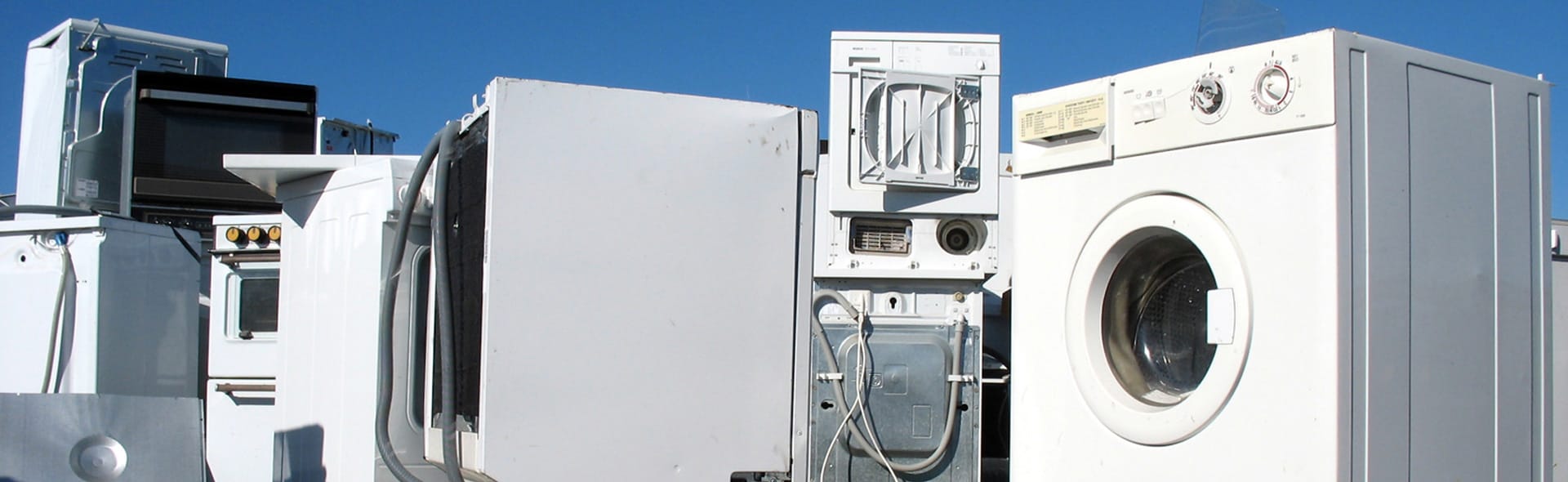 Mehrere Großküchengeräte vor dem Himmel im Hintergrund