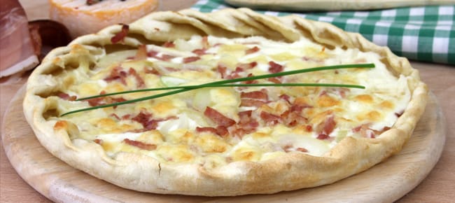 gebackene Pizza auf Pizzablech