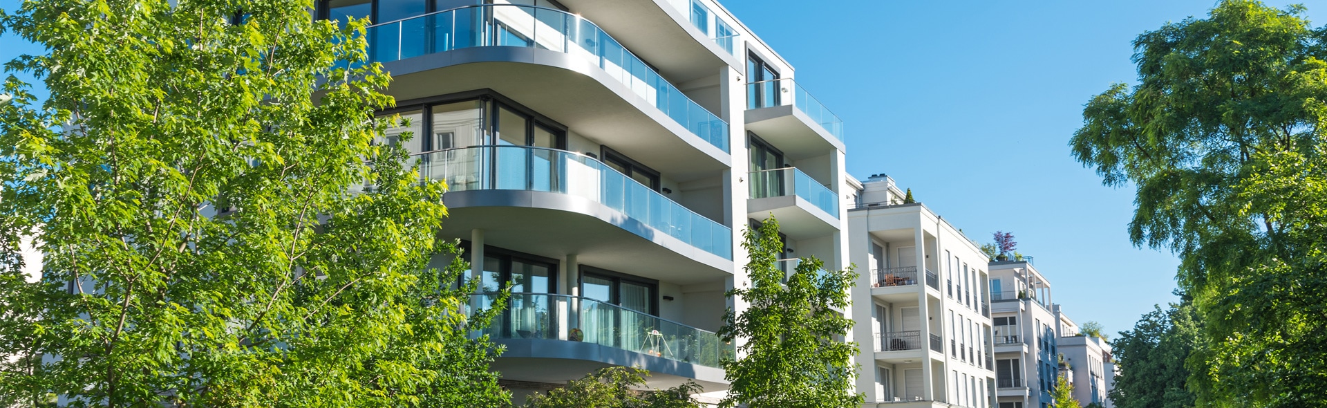 Blick auf moderne Häuser