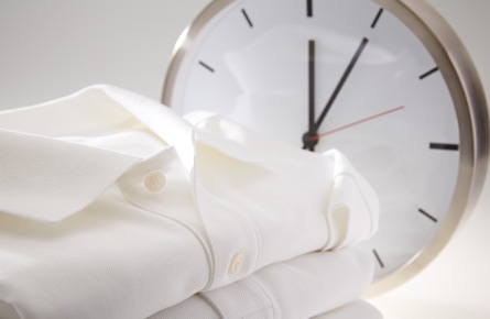 weißer Stoff vor einer Uhr