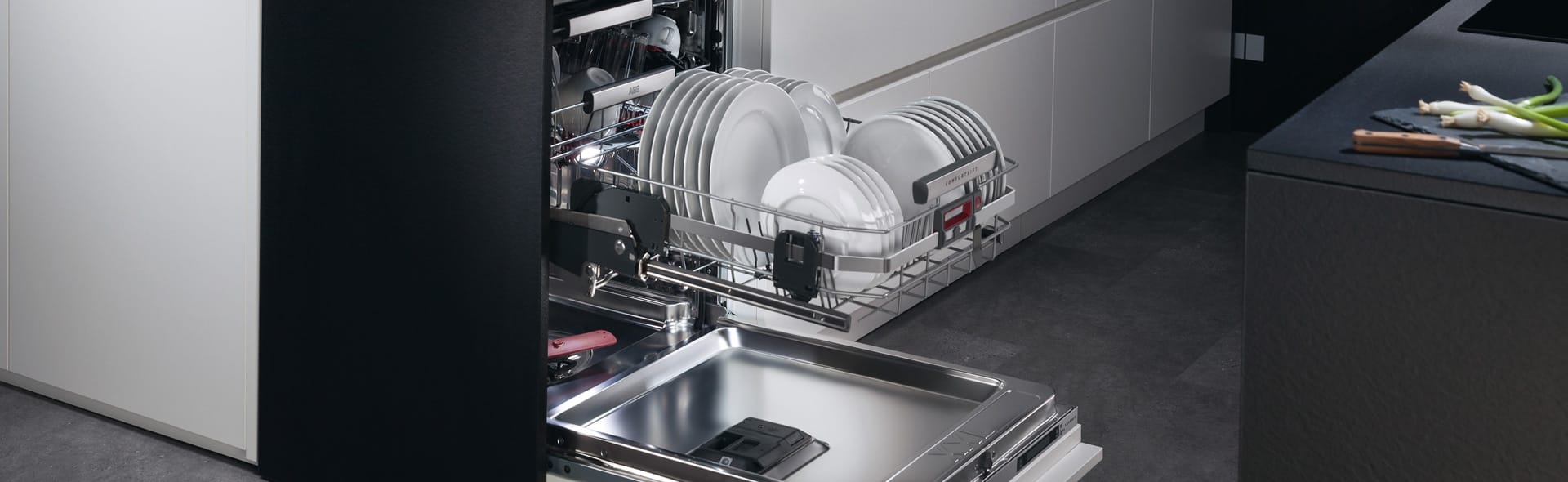 geöffnete Spühlmaschine  mit angehobenem Korb