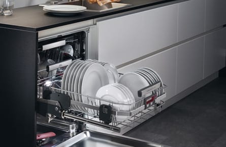 geöffnete Spühlmaschine  mit angehobenem Korb