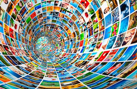 Viele Fotos in einem Tunnel angeordnet