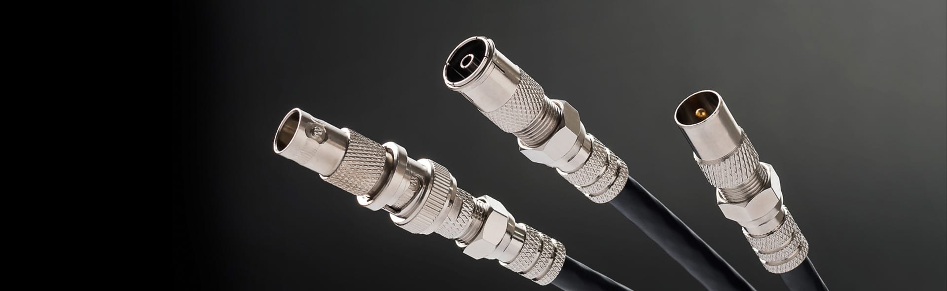 Drei Kabel vor schwarzem Hintergrund