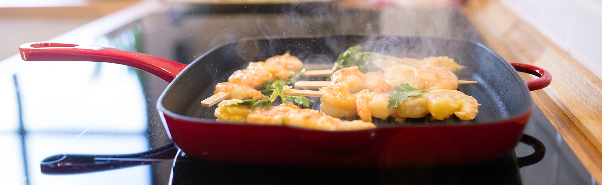 rote Pfanne in der Gambas-Spieße gebraten werden