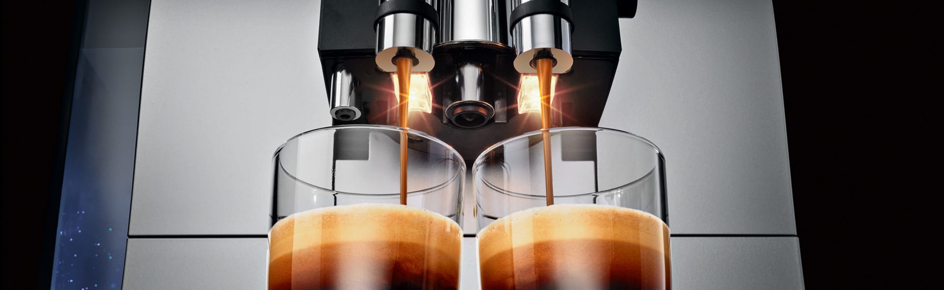 Kaffeemaschine welche zwei Gläser befüllt