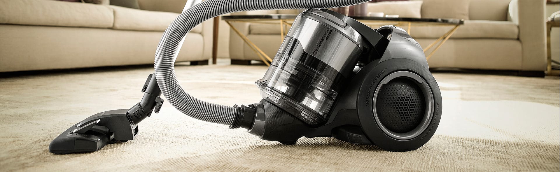 Reifenstaubsauger in einem Wohnzimmer mit Teppich