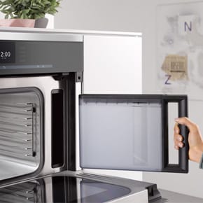 Dampfgarer mit herrausgenommenem Wassertank