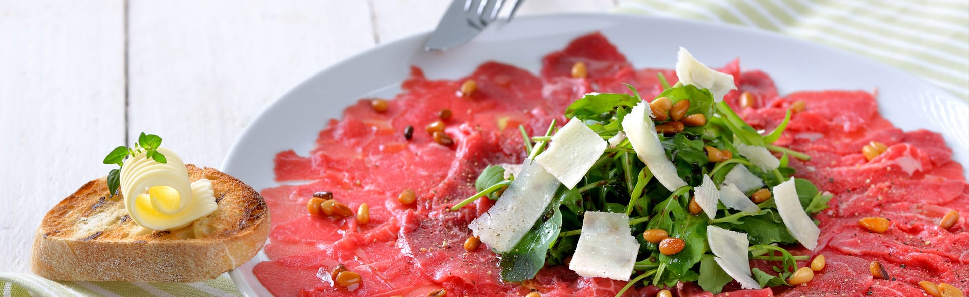 Rohes Fleisch auf einem Teller mit Salat