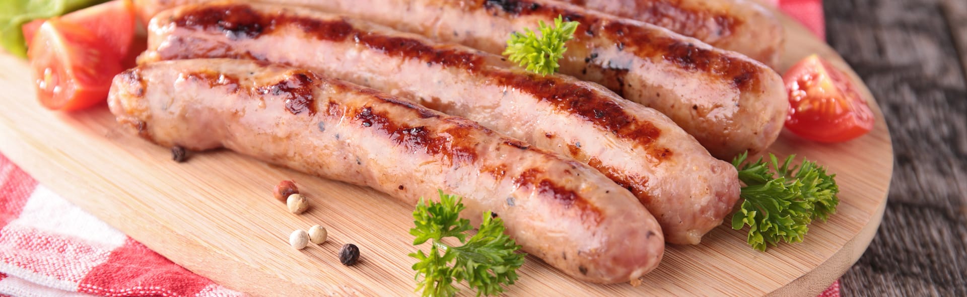 Würste auf einem Holzbrett