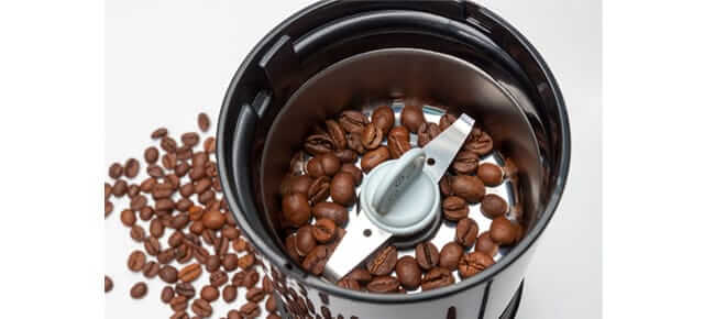 Kaffeebohnen in einem Schlagmahlwerk