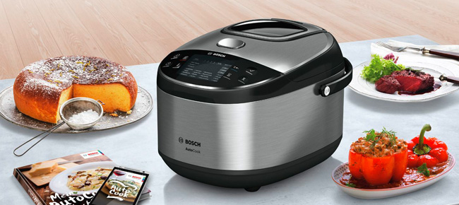 Multicooker neben verschiedenen Speisen