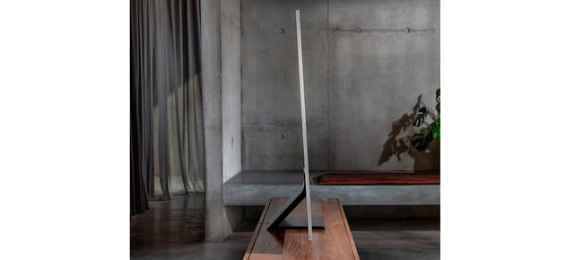 dünner Fernseher von der Seite