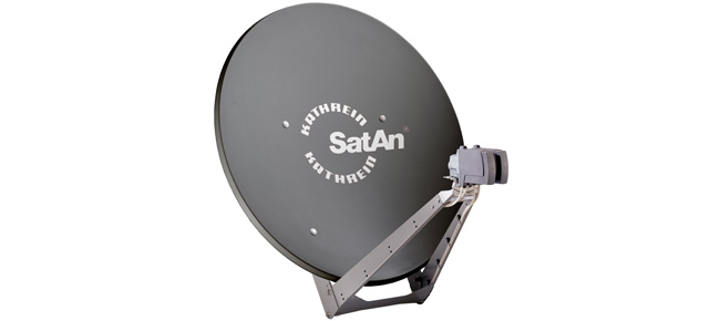 Satellitenschüssel vor weißem Hintergrund