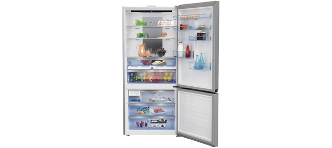 geöffneter Kühlschrank von vorne