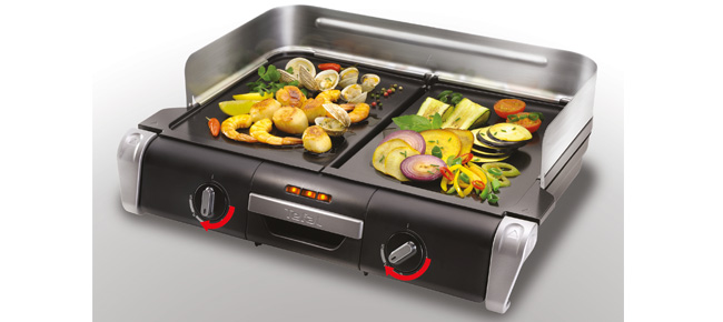 verschiedene Grillartikel auf einem Tischgrill