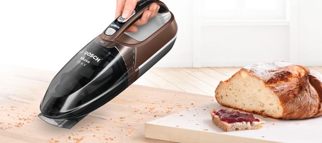 Staubsauger neben einem Brot
