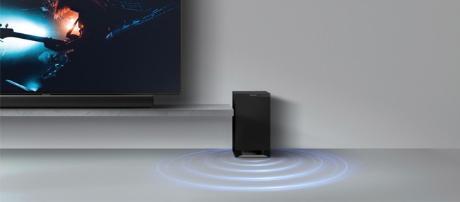 Subwoofer neben einem Fernseher mit Soundbar